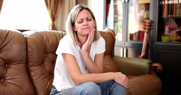 Egy Otthon Kanapén Simogatja Arcát Egy Közeli Lassított Felvétel Állkapocsfájdalom — Stock videók