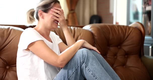 Une Femme Assise Maison Sur Canapé Pleure Gros Plan Ralenti — Video