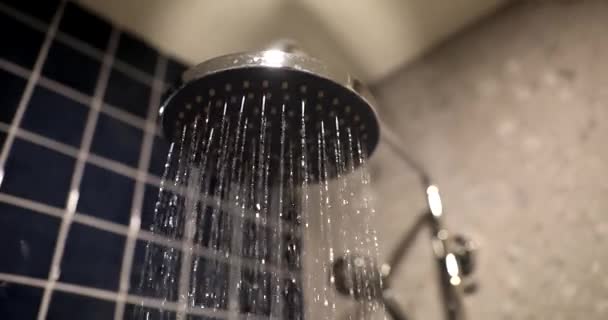Flujo Agua Grúa Ducha Baño Cerca Fontanería Moderna Procedimientos Higiénicos — Vídeos de Stock
