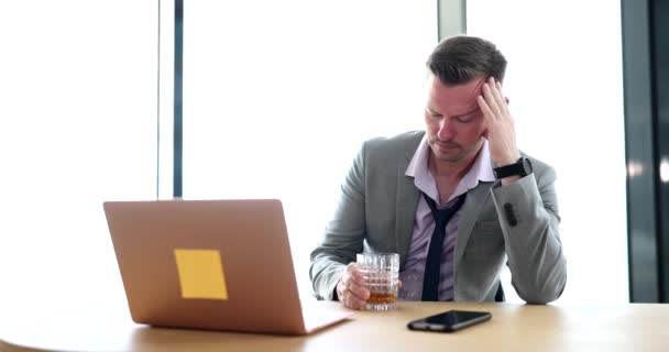 Unavený Muž Sedící Sám Kanceláři Pije Alkohol Zblízka Zpomaleně Přepracování — Stock video