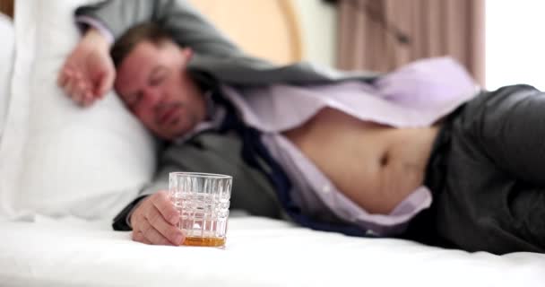 一个喝醉了的商人一个人穿着衣服睡 一个特写镜头 一个慢动作 紧张的情况 工作中的问题 — 图库视频影像