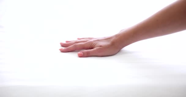 女人手放在床上的白色床上 动作缓慢 舒适的床垫 柔软的床上用品 — 图库视频影像