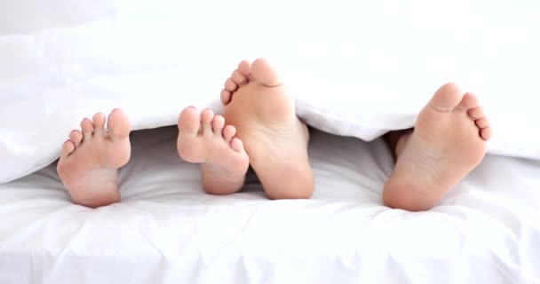 Manliga Och Kvinnliga Fötter Vit Filt Närbild Sexuella Relationer Bekväm — Stockvideo