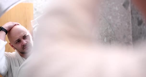 Reflexão Espelho Jovem Careca Com Secador Cabelo Close Câmera Lenta — Vídeo de Stock