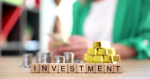 Investiční Nápis Dřevěných Kostkách Stole Detailní Záběr Zpomalení Kancelář Zlaté — Stock video