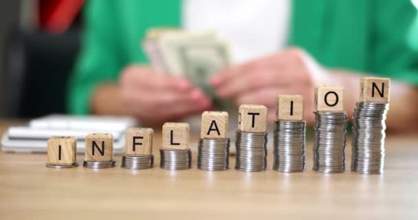 Inflação Escreve Cubos Madeira Moedas Close Mulher Conta Dinheiro Escritório — Vídeo de Stock