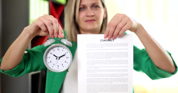 Kobieta Biurze Trzyma Budzik Kontrakt Zbliżenie Terminy Obowiązki Drodze Umowy — Wideo stockowe