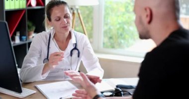 Kadın, doktorun hasta adamı dinlediği, yakın plan. Kliniği ziyaret edin, tıbbi danışmanlık