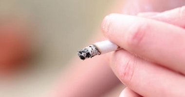 Yanan sigaralı eller, yakın çekim, yavaş çekim. Stresli durum, nikotin bağımlılığı