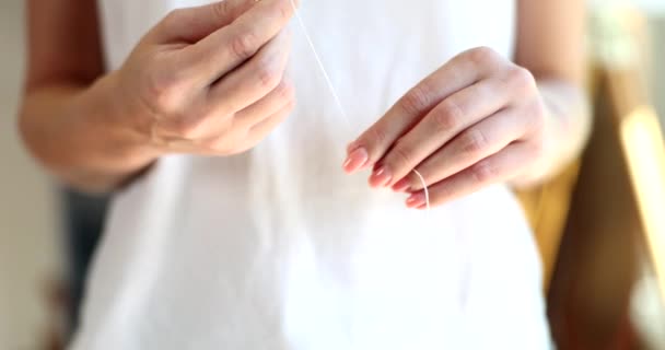 指に白い糸で立っている女性は クローズアップ スローモーション 反射神経のジェスチャー — ストック動画