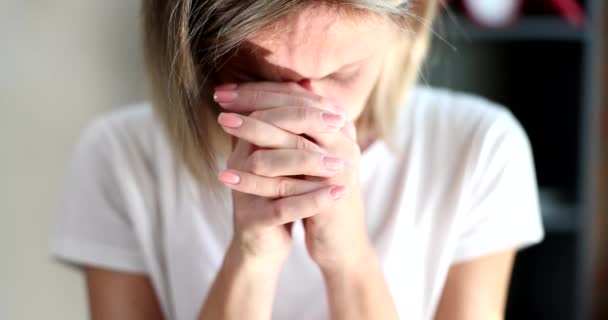Evropanka Modlí Skloněnou Hlavou Zblízka Zpomaleně Stres Úzkost Osamělost — Stock video