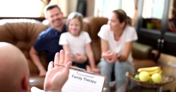 Rodinný Psycholog Mluví Rodiči Dítětem Zblízka Rodinná Terapie Lékařská Péče — Stock video