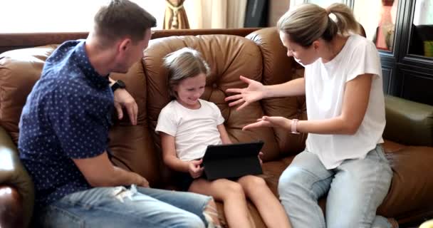 Rodzice Siedzący Kanapie Krzyczą Dziecko Tabliczką Zbliżeniem Uzależnienie Dzieci Gadżetów — Wideo stockowe