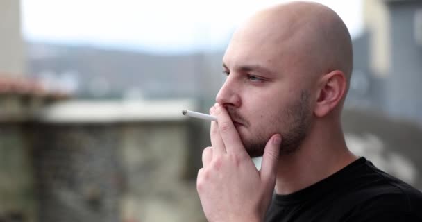 Ένας Φαλακρός Τρίχες Καπνίζει Ένα Τσιγάρο Στο Δρόμο Ένα Κοντινό — Αρχείο Βίντεο