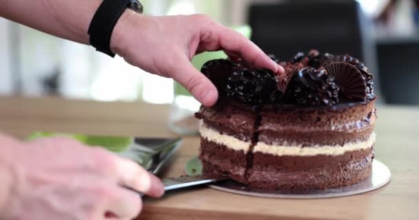 Egy Férfi Felvág Egy Kerek Csokitortát Közelről Felvágja Kezét Egészséges — Stock videók