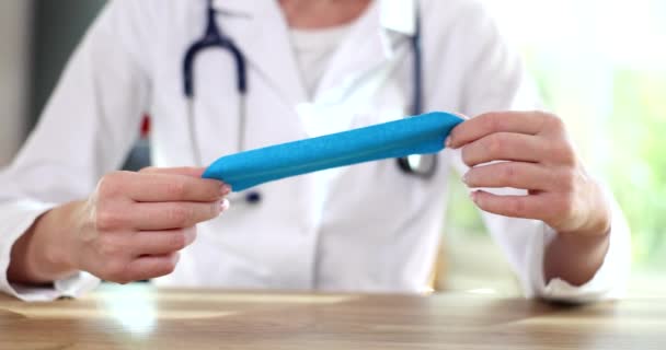 Mulher Médica Mostra Guardanapo Sanitário Azul Close Consulta Ginecologista Higiene — Vídeo de Stock