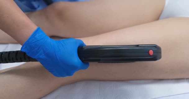Die Kosmetikerin Macht Laser Enthaarung Weißen Frauenbeinen Eine Nahaufnahme Kosmetologische — Stockvideo