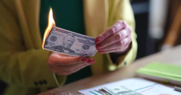 一个女人坐在办公室里烧美元 这是一个特写镜头 动作缓慢 减少货币供应量 — 图库视频影像