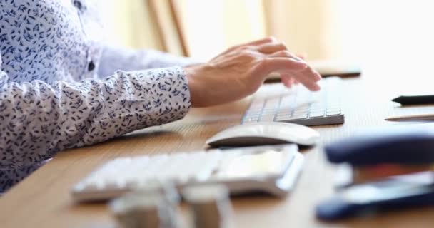 Una Mujer Sentada Oficina Escribiendo Teclado Cuenta Con Una Calculadora — Vídeos de Stock