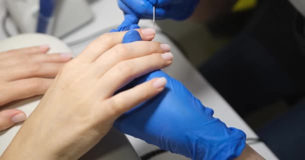 Mistrz Robi Kobiecy Manicure Niebieskich Rękawiczkach Zbliżenie Czasie Rzeczywistym Zadbane — Wideo stockowe