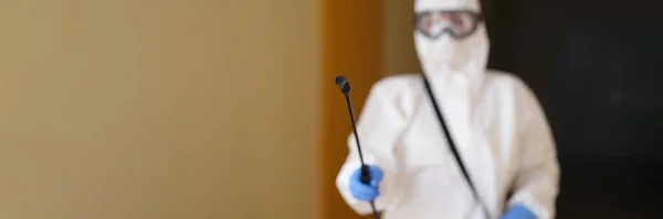 Медичний Працівник Захисному Одязі Медичній Масці Очищає Дезінфікує Приміщення Захисні — стокове фото