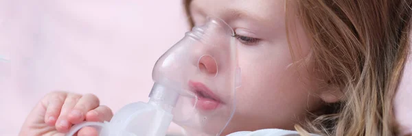 Criança Com Máscara Inalatória Problemas Respiratórios Com Asma Saúde Conceito — Fotografia de Stock