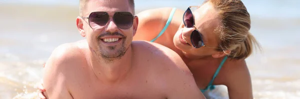 해변에 미소짓는 부부의 기억에 중년의 남자와 선글라스를 아름다운 — 스톡 사진