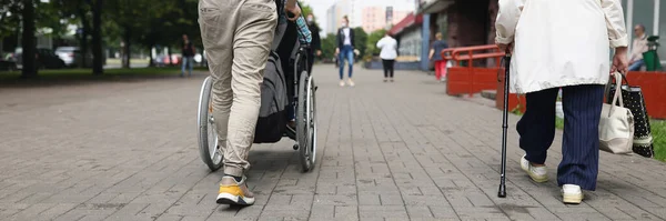 Bajo Ángulo Hombre Conduciendo Mujer Discapacitada Silla Ruedas Cruzando Calle — Foto de Stock
