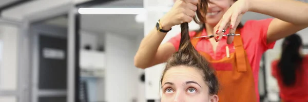 理发师的画像要用剪刀剪断长发锁 女客户在主人的椅子上吓坏了 美容院理发店形象概念 — 图库照片