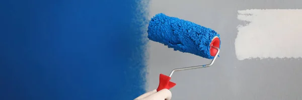 Close Worker Roller Tool Ready Paint Walls Cover Blue Colour — Stock Photo, Image