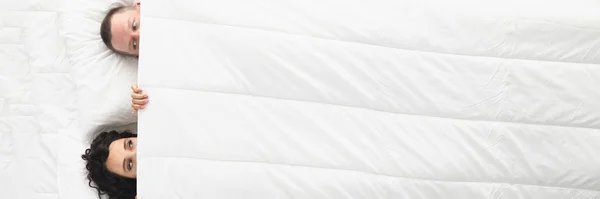 Вид Сверху Женщину Мужчину Глядящих Друг Друга Белое Одеяло Просыпающаяся — стоковое фото