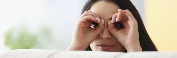 Portrait Cheerful Woman Peeking Sofa Female Hands Make Binoculars Eyes — Stock Fotó