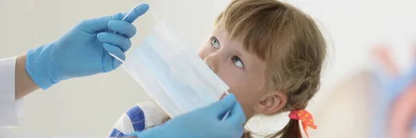 Porträtt Läkare Satte Ansiktsmask Barnansiktet För Att Skydda Mot Virusspridning — Stockfoto