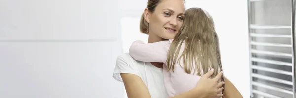 Portrait Mother Daughter Hugging Mother Comfort Daughter Arms Quality Time — Stockfoto