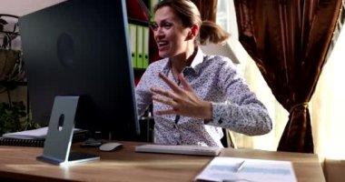 Kızgın iş kadını ofis bilgisayarındaki 4K filminde yavaş çekim diye bağırıyor. İş yerinde duygusal çöküntü başarısız anlaşmalar konsepti