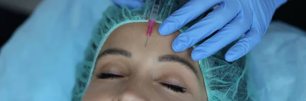Portrait Smiling Lady Gets Injection Botox Her Forehead Cosmetologist Using — стоковое фото