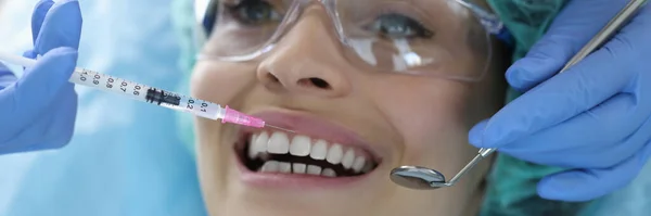 在口腔科内约好的女性病人的肖像 用止痛剂液体注射器 牙科医生提供牙齿护理 牙科概念 — 图库照片
