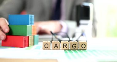 Mali rapor belgeleri ve metin kargolarında yığınla kargo konteynırı. Lojistik nakliye ve kargo konteynerlerinin dünya çapında teslimatı