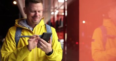 Akşamları akıllı telefonlu gülümseyen turist blogcusu güzergahı oluşturuyor. Gezgin ve turist uygulamaları