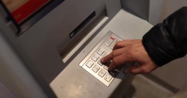 ATM 'nin tuş takımına gizli kod yazan kişiye yakın çekim. Banka hizmetleri