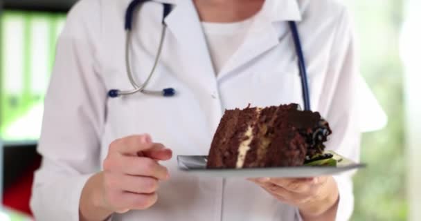 Orvos Kéz Kezében Csokoládé Torta Hüvelykujj Fel Figyelmet Gesztus Édességek — Stock videók