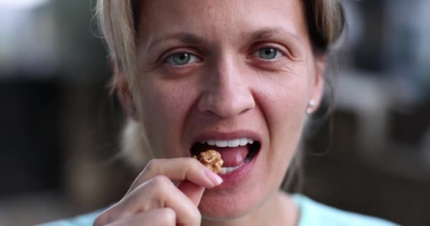 Mujer Come Sano Alimento Dietético Nuez Cocina Beneficios Daños Las — Vídeo de stock