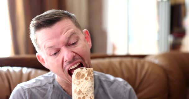 Nöjd Lycklig Man Biter Läcker Shawarma Närbild Shawarma Och Matlagning — Stockvideo