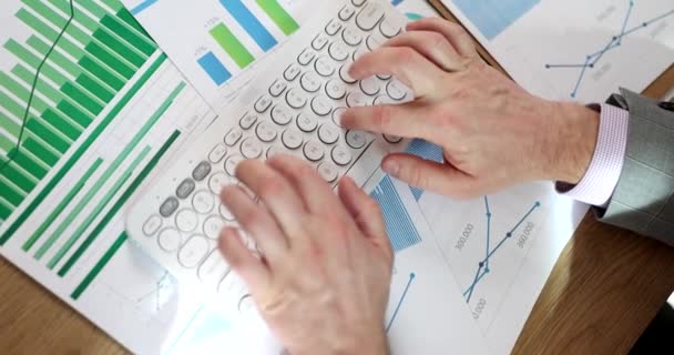 Businessman Passa Sulla Tastiera Grafici Statistici Analisi Finanziaria Analisi Marketing — Video Stock