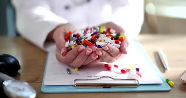 Dokter Therapeut Handen Met Pillen Van Verschillende Kleuren Medische Capsules — Stockvideo
