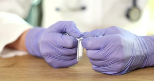 Lekarze Gumowych Rękawiczkach Otwierają Czopki Odbytnicze Czopki Przeciwzapalne Ginekologii — Wideo stockowe