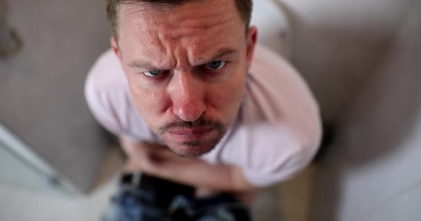 Bolest Břicha Muži Zácpa Hemoroidy Sedí Záchodě Koupelně Průjem Žaludeční — Stock video