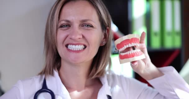 Médico Dentista Com Belos Dentes Até Segura Maxilar Conceito Serviços — Vídeo de Stock