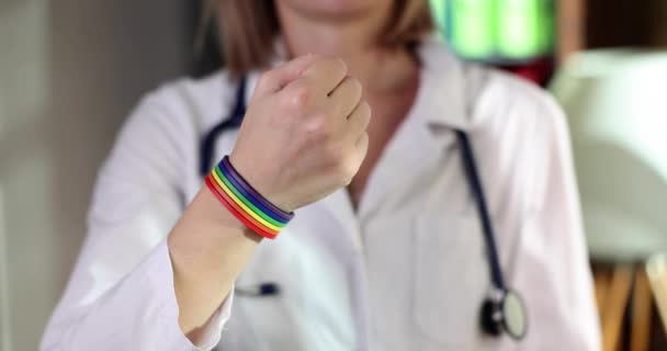 Médico Mão Com Pulseira Arco Íris Mundo Lgbt Orgulho Dia — Vídeo de Stock
