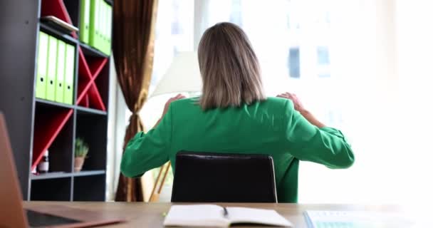 Achteraanzicht Van Een Vrouw Die Zich Lange Werkuren Met Handen — Stockvideo